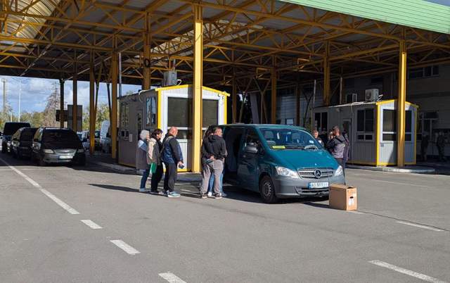 Митниця в мікроавтобусі: на Закарпатті запустили перший в Україні автономний пункт пропуску