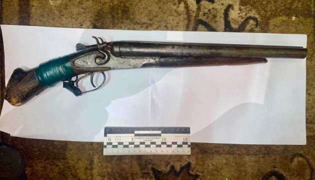 У Козятині чоловік відкрив вогонь з обрізу в під’їзді будинку, є поранені