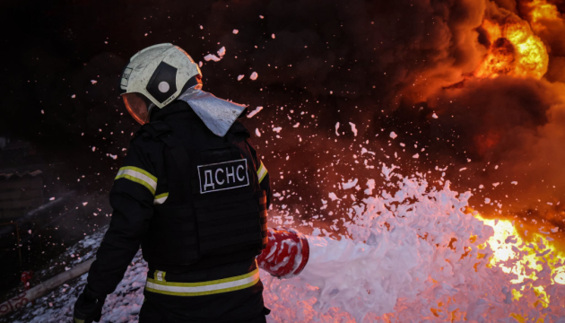 У Хмельницькому через обстріл пошкоджене підприємство з виробництва побутової хімії