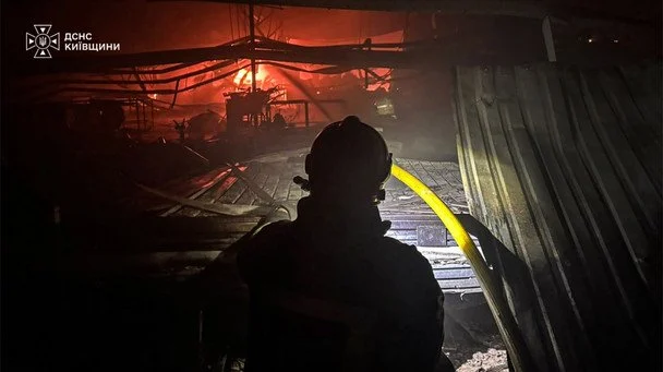 Росія вдарила по Київщині. На місці влучання спалахнула пожежа. / © ДСНС у Київській області