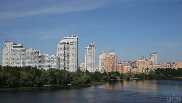 У Києві чоловік вистрибнув з вікна лікарні: що сталося
